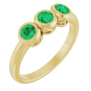 Ring med tre laboratoriedyrkede edelstener i 14 kt gull eller platina