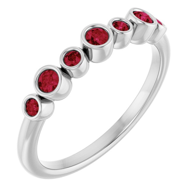 Ring med laboratoriedyrkede edelstener – 14 kt hvitt gull – Laboratoriedyrket rubin – Rund 2,25 mm · 7 steiner
