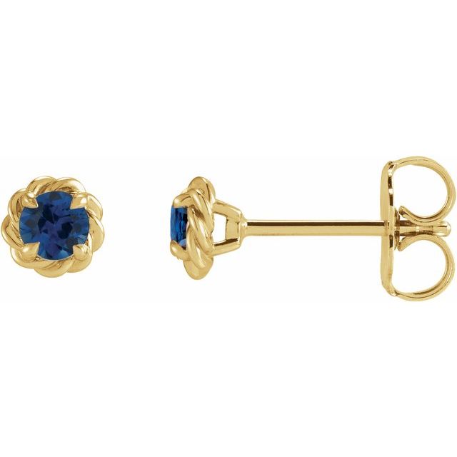 Øredobber i 14 kt gult gull med labfremstilt blå safir, rund sten 5,5 mm (par) fra Smykke24