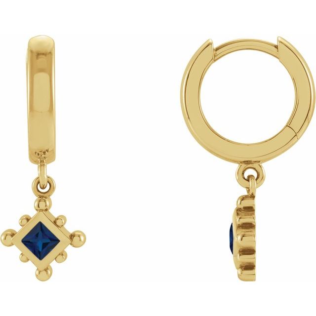 Creoler i 14 kt gult gull med labfremstilt blå safir, firkantet sten 2,5 × 2,5 mm (par) fra Smykke24