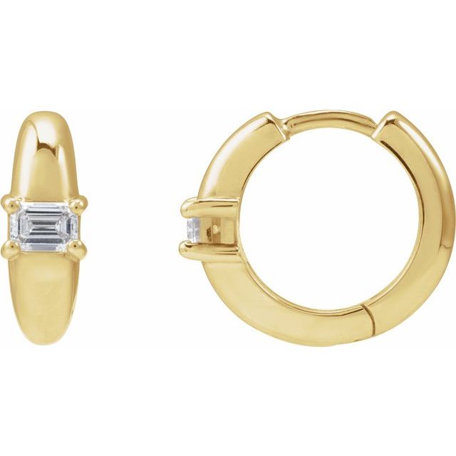 Creoler i 14 kt gult gull med laboratoriedyrket diamant og smaragd, 0,33 ct totalt, smaragdslipt sten 3,75 × 2,5 mm, lengde 13,4 mm, tykkelse 4,7 mm (par) fra Smykke24